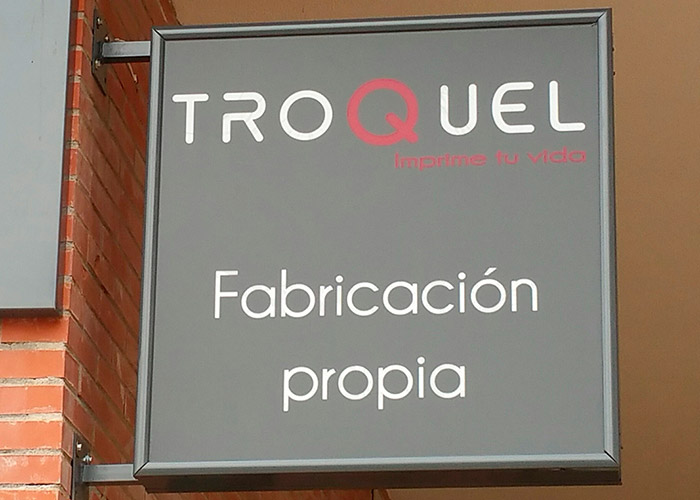 banderola con iluminacion led